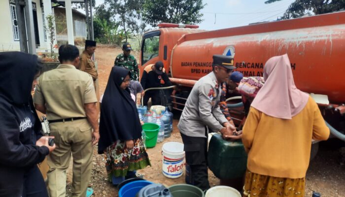 Hujan tak Kunjung Turun, Polres dan BPBD Tasikmalaya Konsisten Distribusikan Bantuan Air Bersih