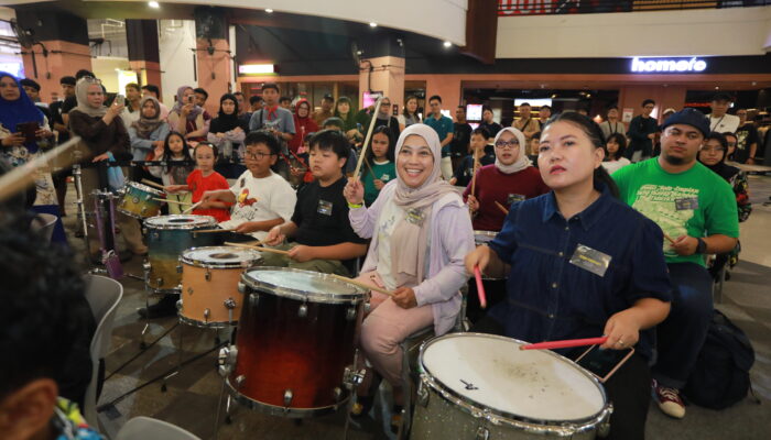 Pertama Kali Digelar di Luar Jakarta, Puluhan Drummer Gebrak Braga Citywalk Bandung