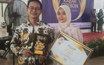 HUT ke 29 Kabar Cirebon, Jay Krhesna Terima Penghargaan KC Award