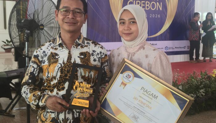 HUT ke 29 Kabar Cirebon, Jay Krhesna Terima Penghargaan KC Award