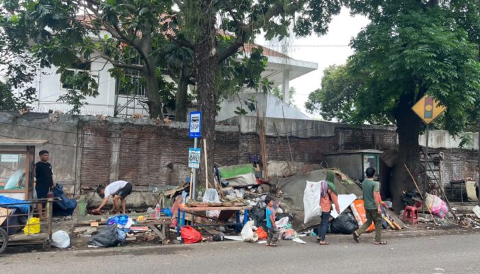 Tertibkan Fungsi Trotoar, Belasan PKL di Cihapit Bandung Bongkar Kios Secara Mandiri