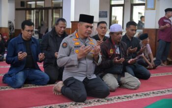 Wujud Kemitraan Erat, Kabid Humas Polda Jabar Ikut Salat Jenazah Almarhum Rudi Agus Mulyana