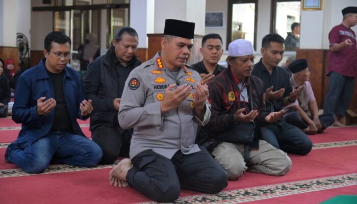 Wujud Kemitraan Erat, Kabid Humas Polda Jabar Ikut Salat Jenazah Almarhum Rudi Agus Mulyana