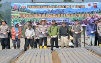 Polda Jabar Garap Lahan Pertanian di Bandung Barat, Kapolda Turun Langsung Tanam Bawang Putih