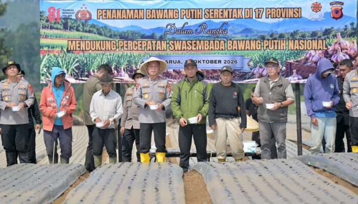 Polda Jabar Garap Lahan Pertanian di Bandung Barat, Kapolda Turun Langsung Tanam Bawang Putih