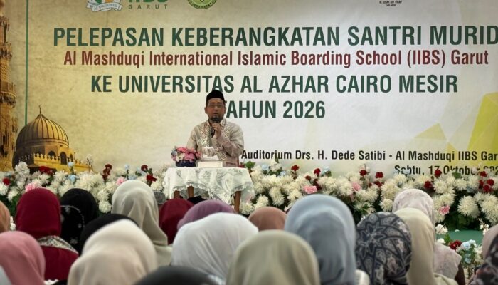 Kang Abik, Penulis Ayat-Ayat Cinta Hadir di Al Mashduqi Garut. Pesan Haru Orang Tua Warnai Pelepasan Santri Murid ke Al-Azhar
