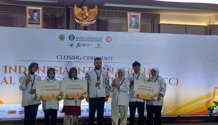 Ika Sumarni SMK YPPS Sumedang – Reza Pradipa AKPAR NHI Bandung, Juara 1 Kompetisi Chef Halal Tingkat Internasional
