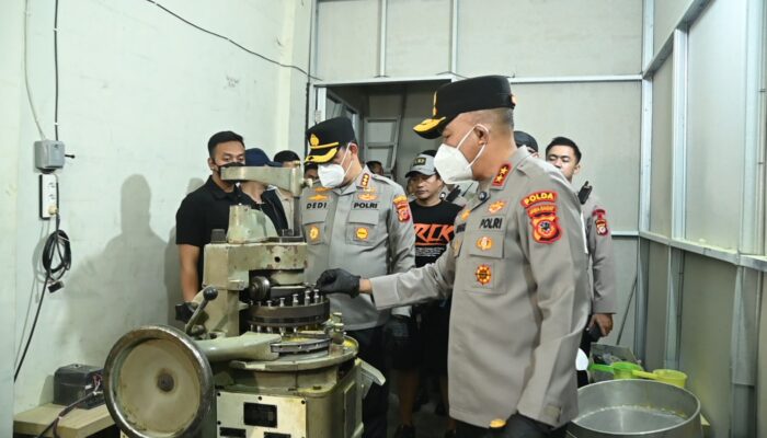 Polda Jabar dan Polrestabes Bandung Bongkar Pabrik Obat Ilegal di 4 Lokasi, Ratusan Ribu Butir Hexymer Disita