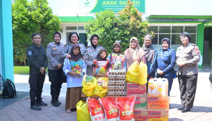 Sambut HUT ke-75 Humas Polri, Bidhumas Polda Jabar Berbagi Keceriaan di Panti Asuhan Anak Sholeh
