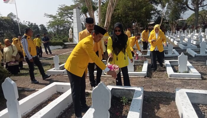 HUT ke-62 Partai Golkar di Garut Diawali Ziarah dan Santuni Yatim-Duafa ​