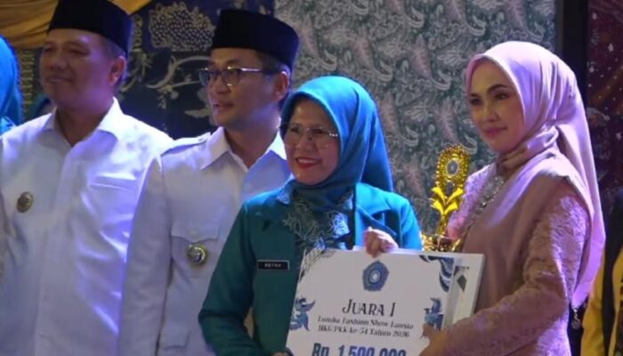 Tampil Percaya Diri Pakai Kebaya ‘Jadul’, Perawat Puskesmas Cikalong Sabet Juara Fashion Show Lansia