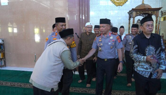 Pererat Silaturahmi dengan Warga, Kapolda Jabar Safari Jum’at di Ujungberung