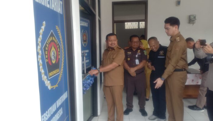 Resmikan Sekretariat Baru PWI Sumedang, Bupati Dony Berharap Jadi Dapur Organisasi yang Solutif