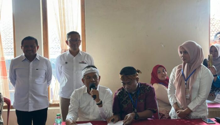 Pantau Pilkades Digital Sumedang, Gubernur Jabar KDM Sambangi TPS Desa Cibeureum Wetan