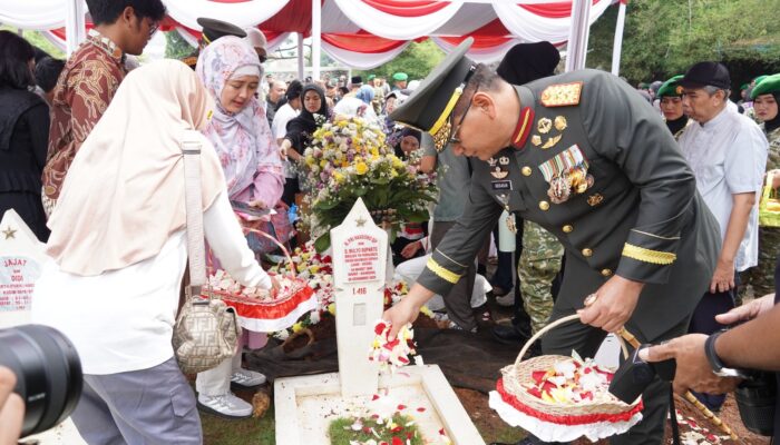 Jajaran Petinggi Kodam III/Siliwangi Hadiri Pemakaman Militer Brigjen TNI (Purn) Soemarno MS