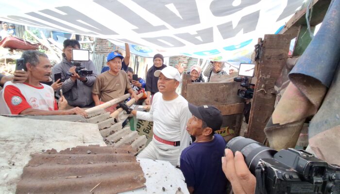KDM Kunjungi Langsung Lansia dan Cucu Tinggal Gubuk Tasikmalaya