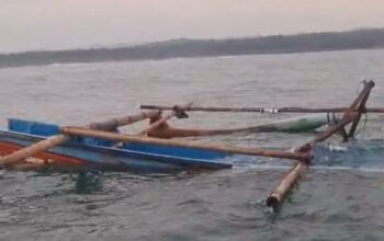 Perahu Dihantam Ombak Tinggi di Perairan Pamoekan Cipatujah, Dua Nelayan Tasikmalaya Hilang