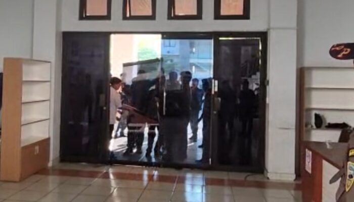 Pintu Kaca Gedung Balai Kota Tasik Jebol, Massa Geruduk Ruangan Wali Kota