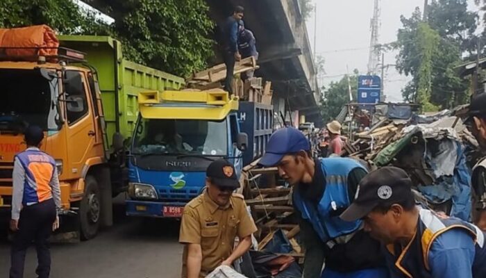 Sadar Penataan, 77 Pedagang di Bawah Flyover Kiaracondong Bongkar Lapak Mandiri
